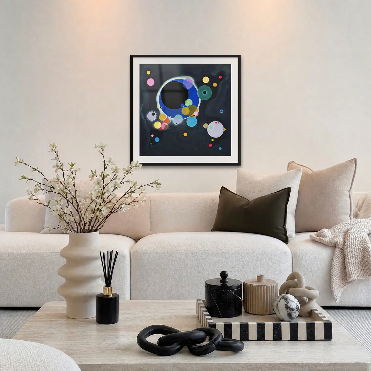 Alcuni Cerchi - Wassily Kandinsky, opera di Wassily Kandinsky: stampa con passepartout e cornice nera 80x80cm appesa in soggiorno sopra il divano