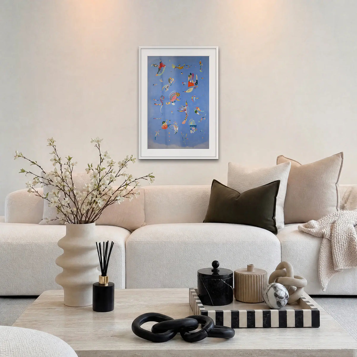 Azzurro Cielo - Wassily Kandinsky, opera di Wassily Kandinsky: stampa con passepartout e cornice bianca 60x85cm appesa in soggiorno sopra il divano