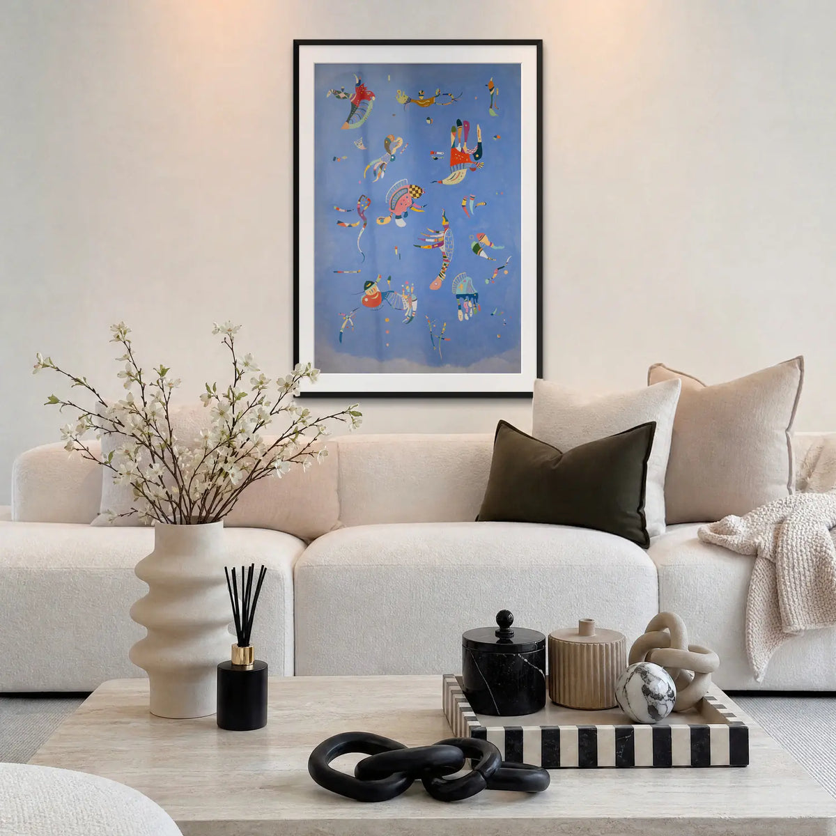 Azzurro Cielo - Wassily Kandinsky, opera di Wassily Kandinsky: stampa con passepartout e cornice nera 80x115cm appesa in soggiorno sopra il divano