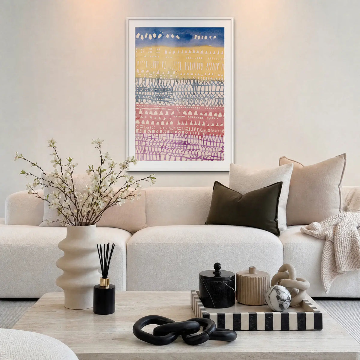 Città Vecchia - Paul Klee, opera di Paul Klee: stampa con passepartout e cornice bianca 80x115cm appesa in soggiorno sopra il divano