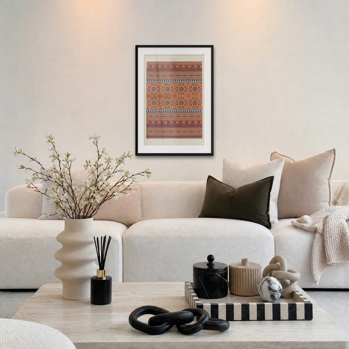 Decorazione Araba, Tav. 6 - Marpon et Flammarion, opera di Marpon et Flammarion: stampa con passepartout e cornice nera 60x85cm appesa in soggiorno sopra il divano