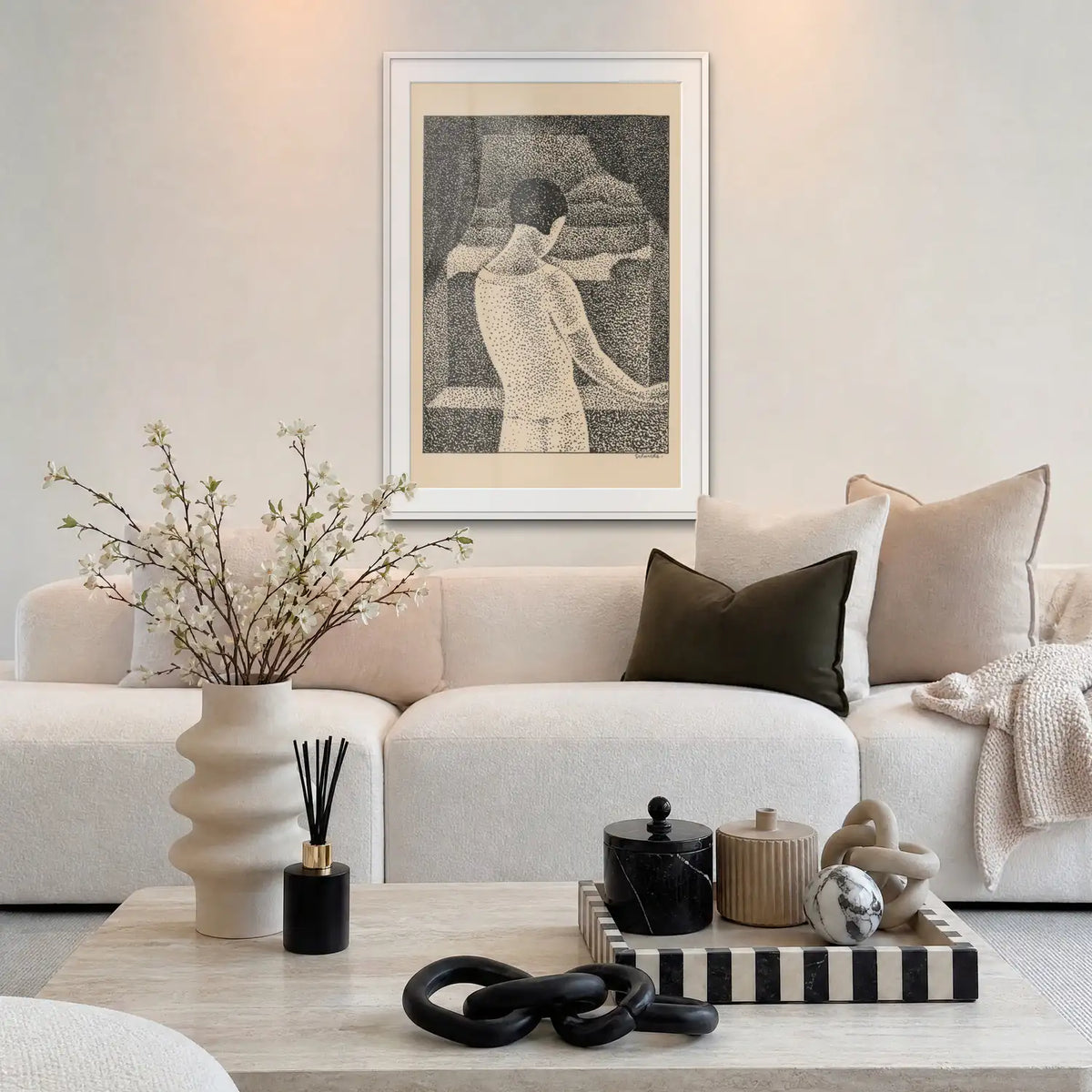 Donna alla Finestra - Mikuláš Galanda, opera di Mikuláš Galanda: stampa con passepartout e cornice bianca 80x115cm appesa in soggiorno sopra il divano