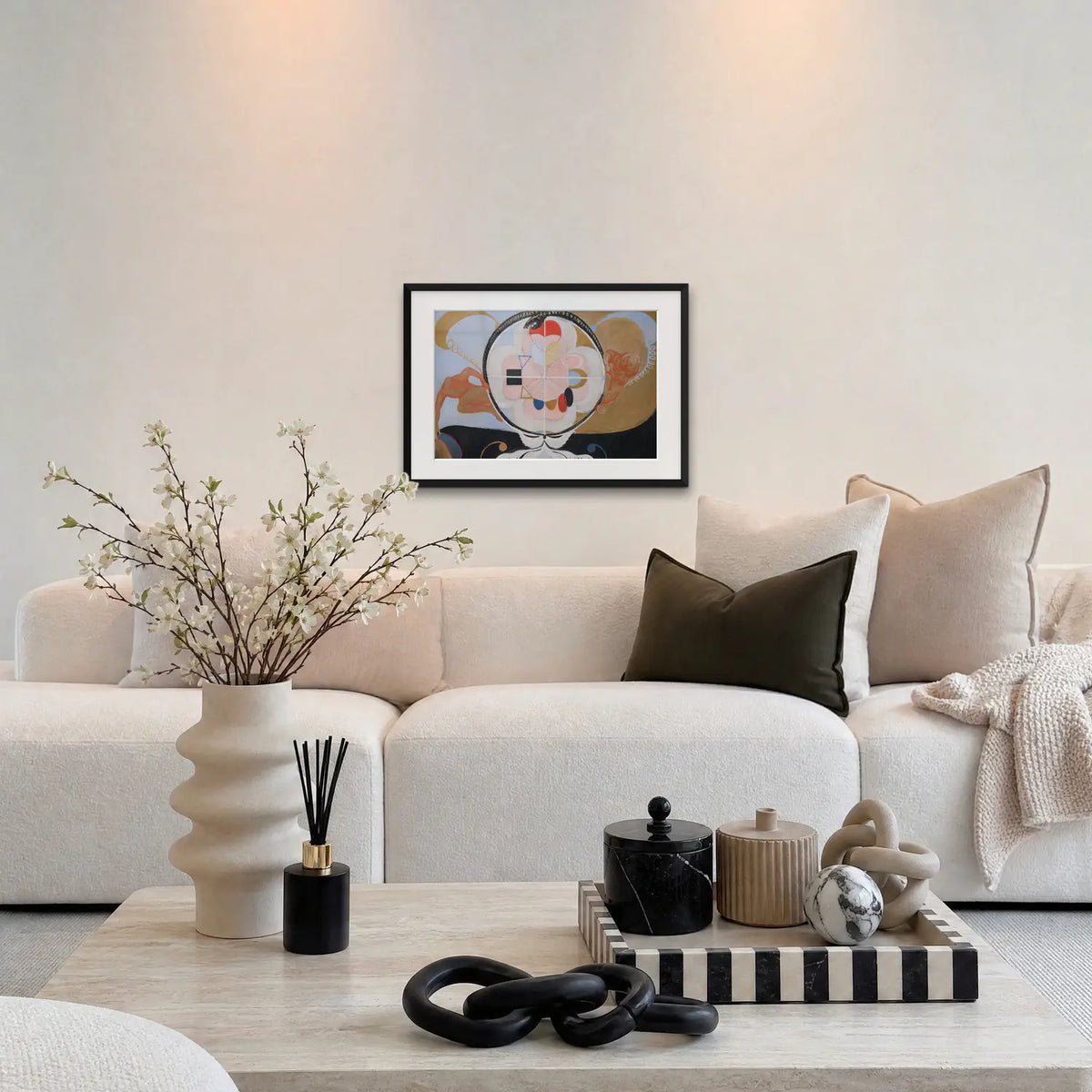 Evoluzione, n. 13, Gruppo VI - Hilma af Klint, opera di Hilma af Klint: stampa con passepartout e cornice nera 70x50cm appesa in soggiorno sopra il divano