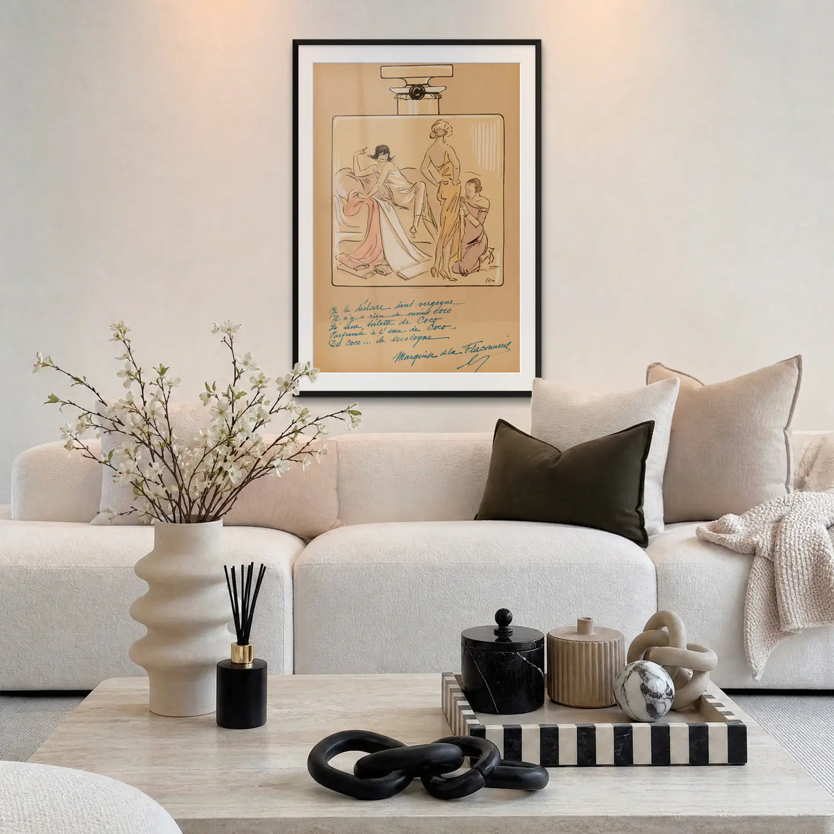 Flacone di Profumo, Coco Chanel - Sem, opera di Sem (Georges Goursat): stampa con passepartout e cornice nera 80x115cm appesa in soggiorno sopra il divano