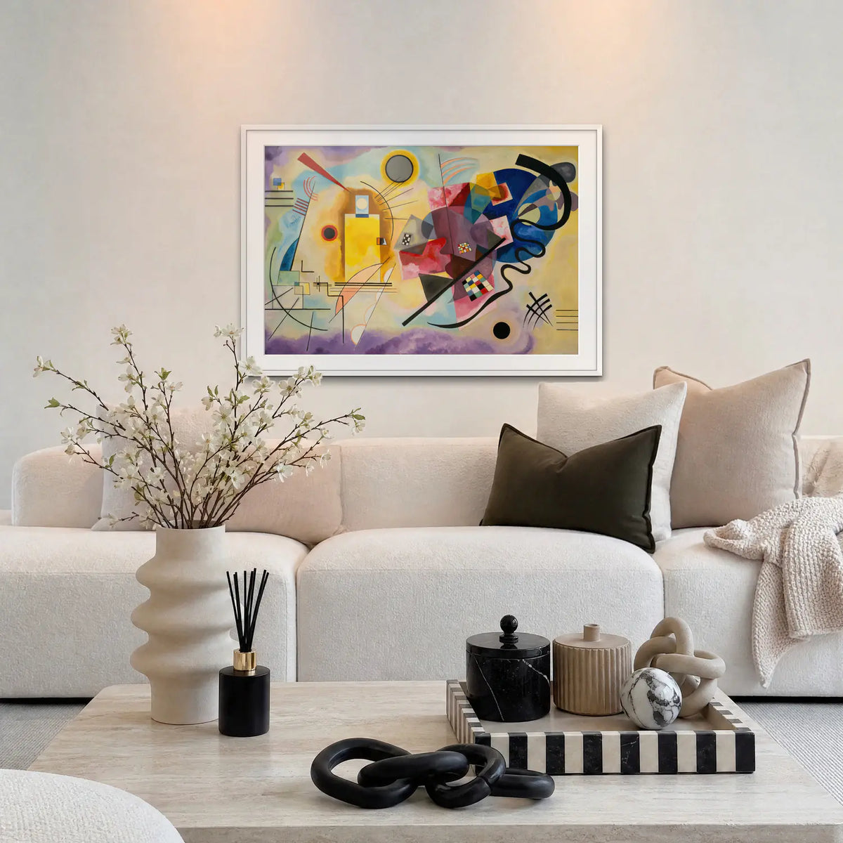 Giallo-Rosso-Blu - Wassily Kandinsky, opera di Wassily Kandinsky: stampa con passepartout e cornice bianca 115x80cm appesa in soggiorno sopra il divano