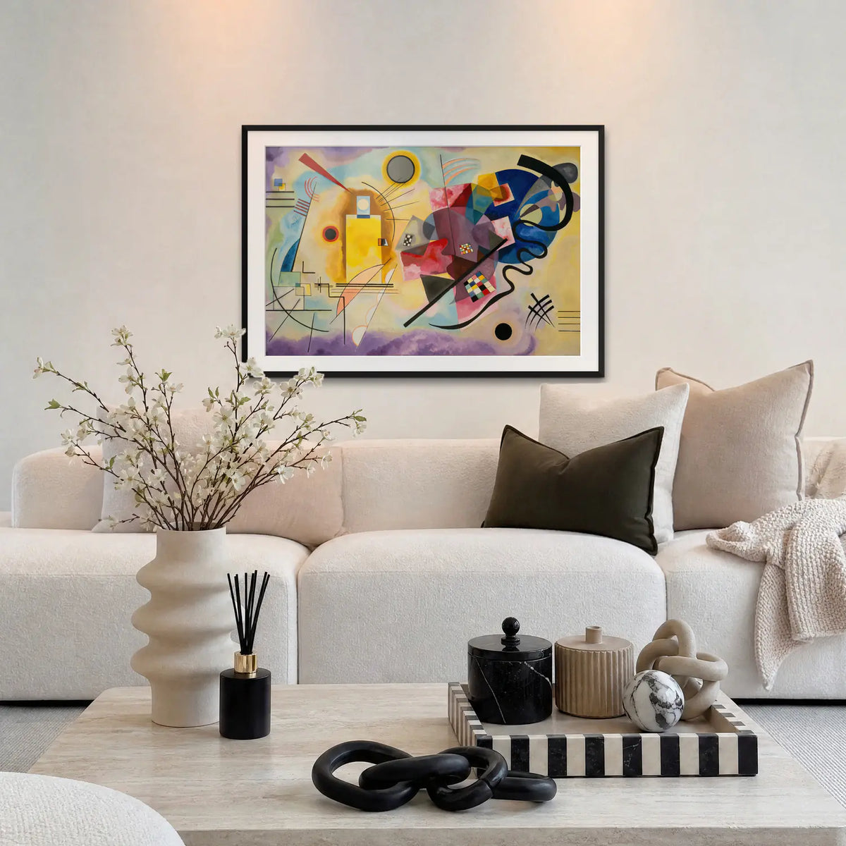 Giallo-Rosso-Blu - Wassily Kandinsky, opera di Wassily Kandinsky: stampa con passepartout e cornice nera 115x80cm appesa in soggiorno sopra il divano