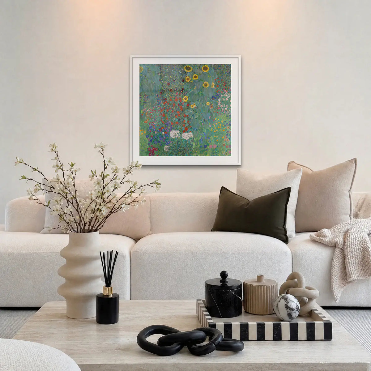 Giardino con Girasoli - Gustav Klimt, opera di Gustav Klimt: stampa con passepartout e cornice bianca 80x80cm appesa in soggiorno sopra il divano