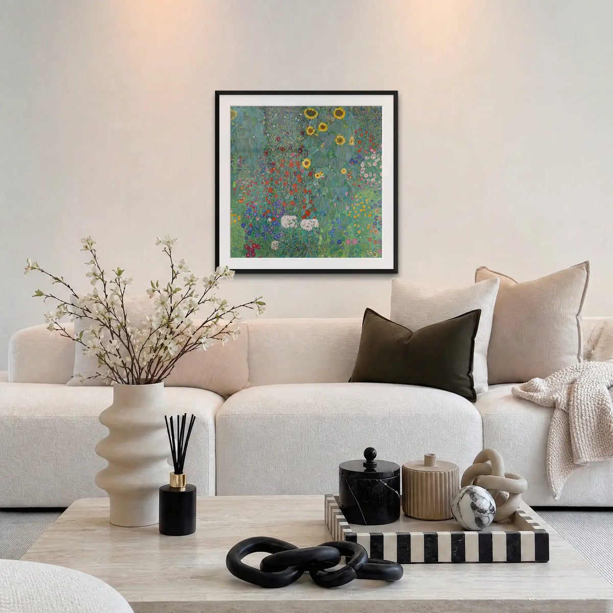 Giardino con Girasoli - Gustav Klimt, opera di Gustav Klimt: stampa con passepartout e cornice nera 80x80cm appesa in soggiorno sopra il divano