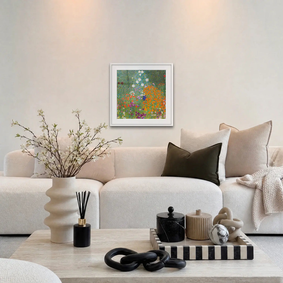 Giardino di Campagna - Gustav Klimt, opera di Gustav Klimt: stampa con passepartout e cornice bianca 60x60cm appesa in soggiorno sopra il divano