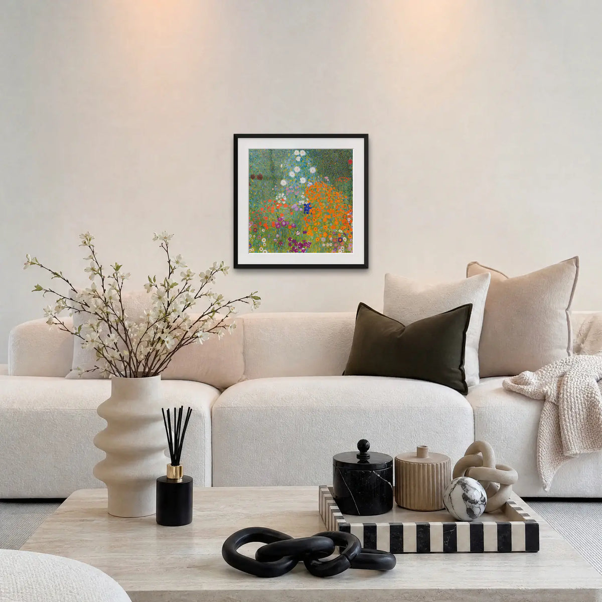 Giardino di Campagna - Gustav Klimt, opera di Gustav Klimt: stampa con passepartout e cornice nera 60x60cm appesa in soggiorno sopra il divano
