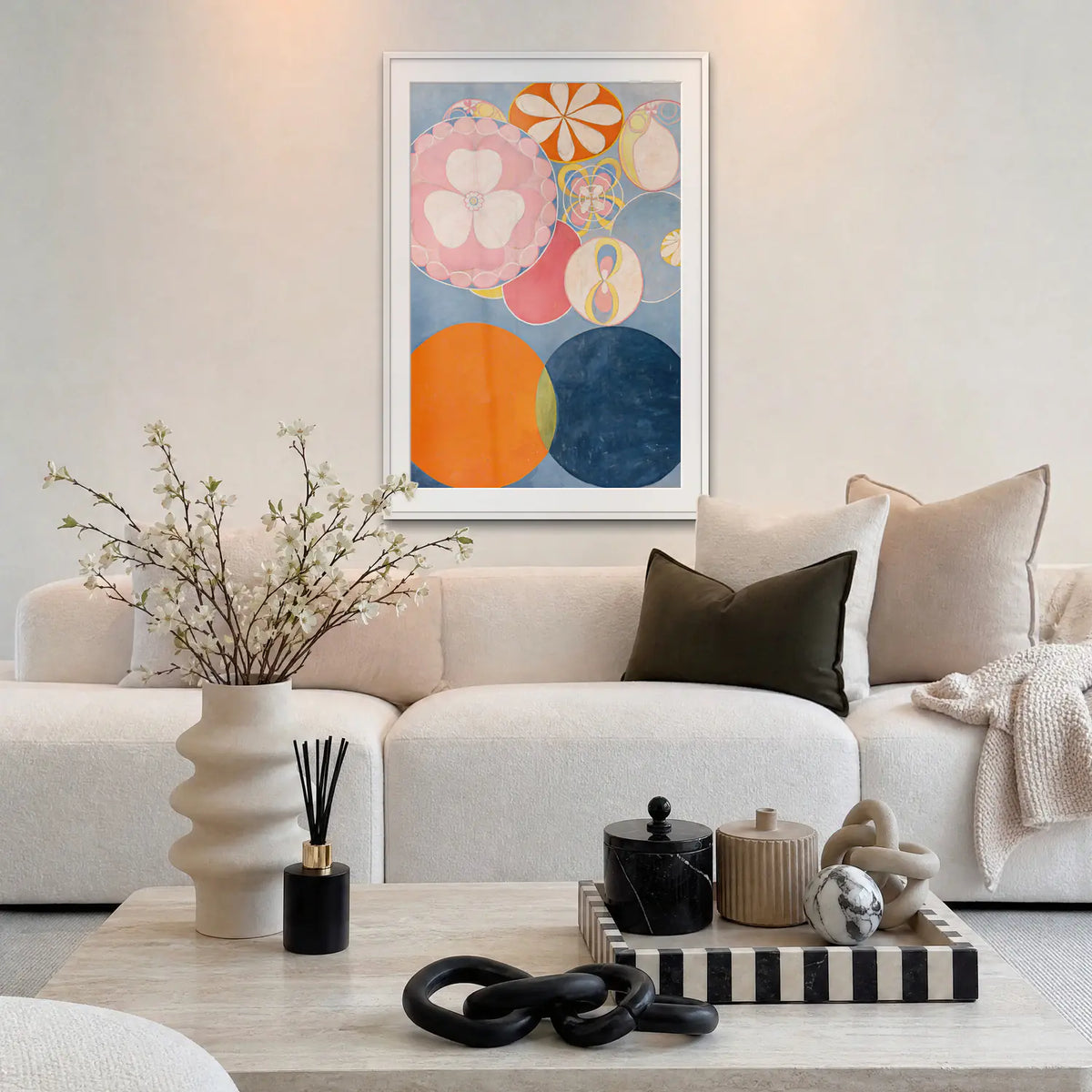I Dieci Più Grandi, n. 2, Infanzia - Hilma af Klint, opera di Hilma af Klint: stampa con passepartout e cornice bianca 80x115cm appesa in soggiorno sopra il divano