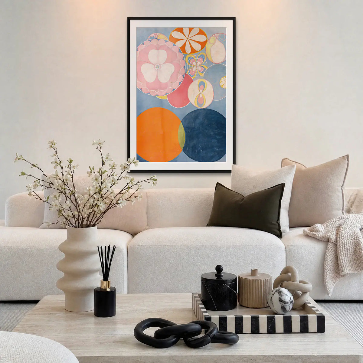 I Dieci Più Grandi, n. 2, Infanzia - Hilma af Klint, opera di Hilma af Klint: stampa con passepartout e cornice nera 80x115cm appesa in soggiorno sopra il divano
