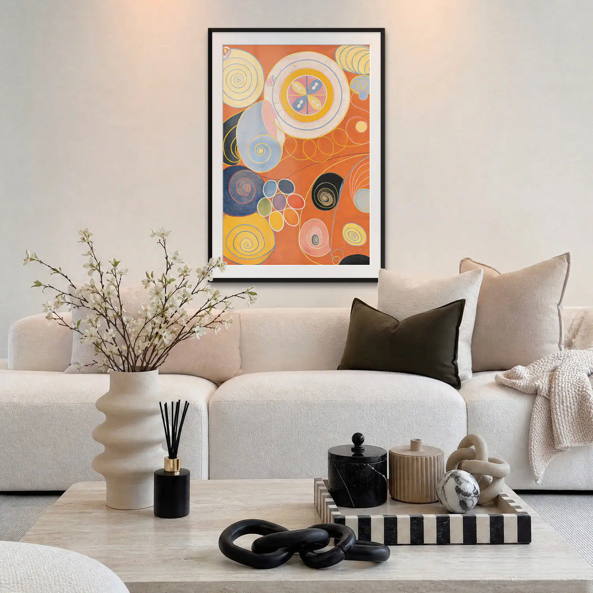 I Dieci Più Grandi, n. 3, Giovinezza - Hilma af Klint, opera di Hilma af Klint: stampa con passepartout e cornice nera 80x115cm appesa in soggiorno sopra il divano