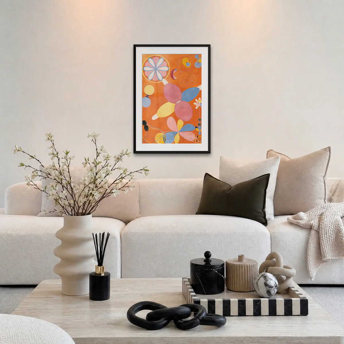I Dieci Più Grandi, n. 4, Giovinezza - Hilma af Klint, opera di Hilma af Klint: stampa con passepartout e cornice nera 60x85cm appesa in soggiorno sopra il divano