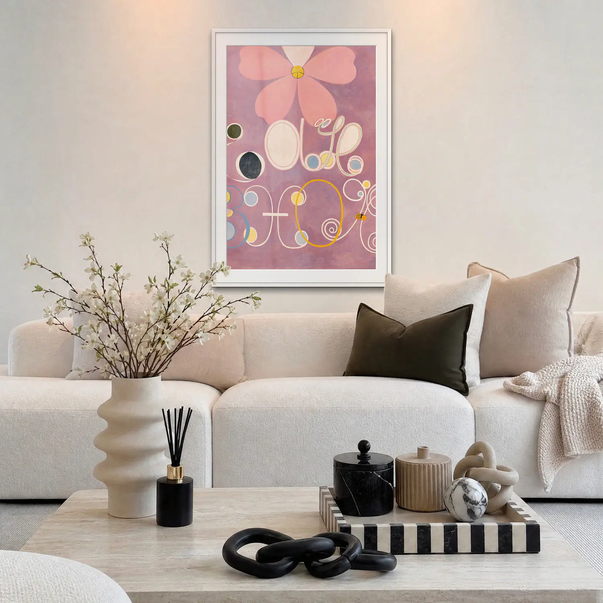 I Dieci Più Grandi, n. 5, Età Adulta - Hilma af Klint, opera di Hilma af Klint: stampa con passepartout e cornice bianca 80x115cm appesa in soggiorno sopra il divano