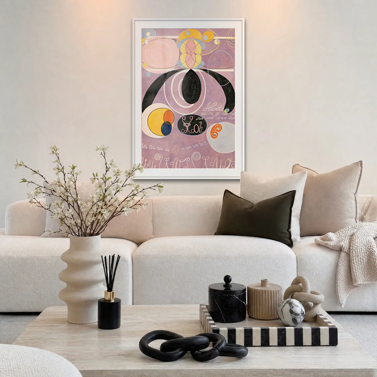 I Dieci Più Grandi, n. 6, Età Adulta - Hilma af Klint, opera di Hilma af Klint: stampa con passepartout e cornice bianca 80x115cm appesa in soggiorno sopra il divano