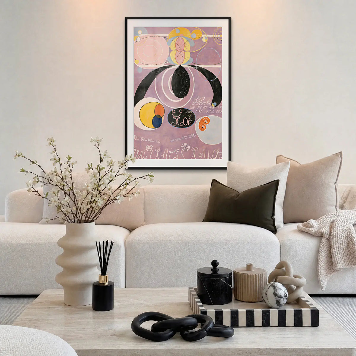 I Dieci Più Grandi, n. 6, Età Adulta - Hilma af Klint, opera di Hilma af Klint: stampa con passepartout e cornice nera 80x115cm appesa in soggiorno sopra il divano