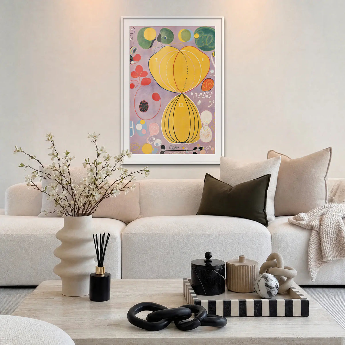 I Dieci Più Grandi, n. 7, Età Adulta - Hilma af Klint, opera di Hilma af Klint: stampa con passepartout e cornice bianca 80x115cm appesa in soggiorno sopra il divano