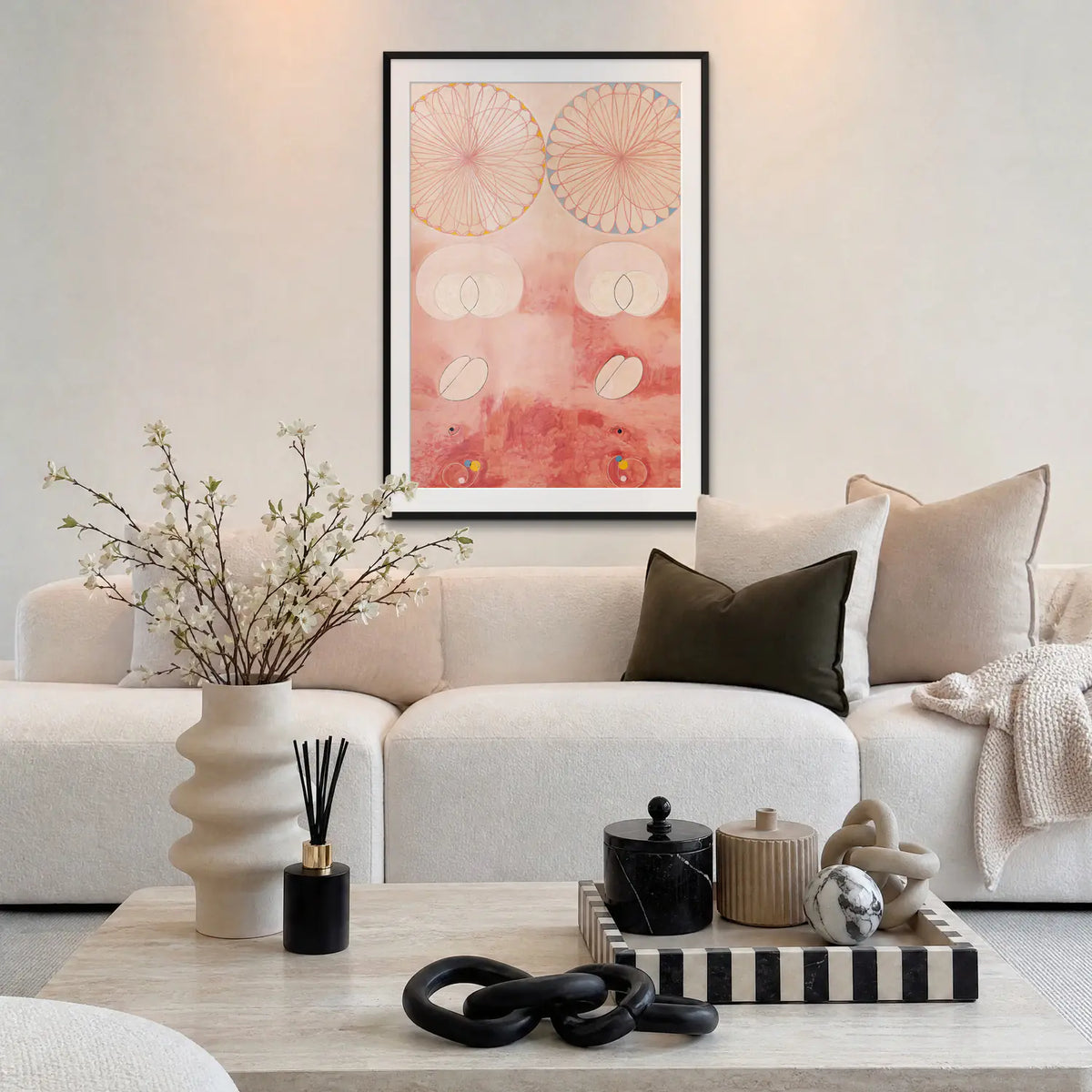 I Dieci Più Grandi, n. 9, Vecchiaia - Hilma af Klint, opera di Hilma af Klint: stampa con passepartout e cornice nera 80x115cm appesa in soggiorno sopra il divano