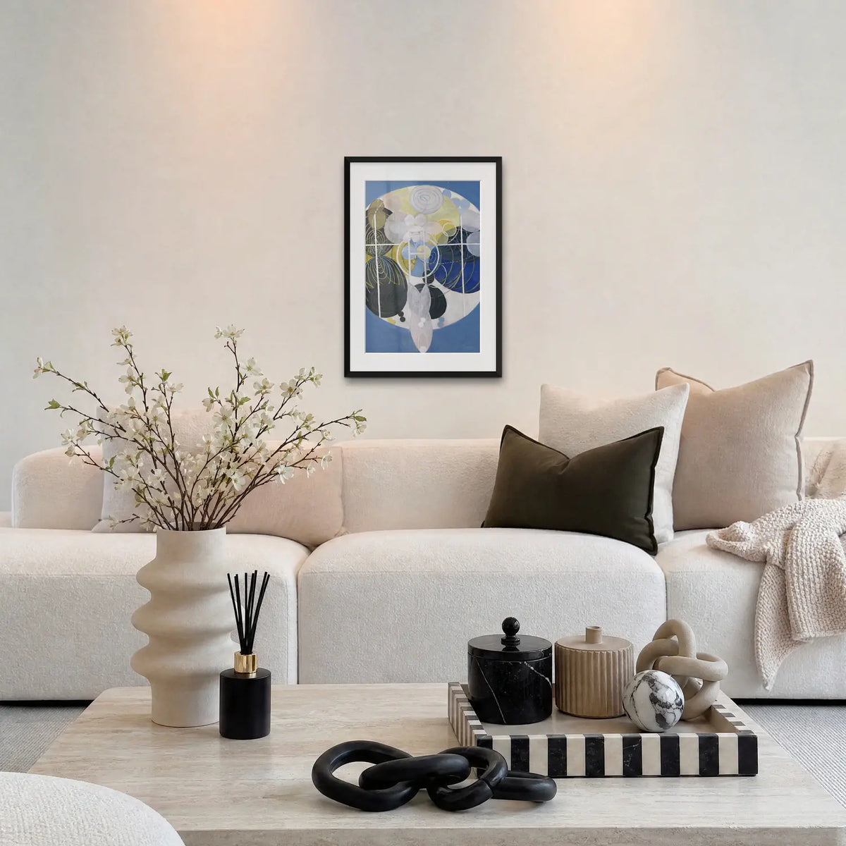 I Grandi Dipinti di Figure, n. 5 - Hilma af Klint, opera di Hilma af Klint: stampa con passepartout e cornice nera 50x70cm appesa in soggiorno sopra il divano