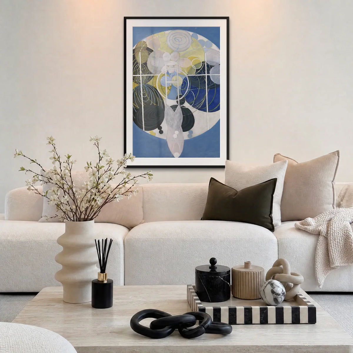 I Grandi Dipinti di Figure, n. 5 - Hilma af Klint, opera di Hilma af Klint: stampa con passepartout e cornice nera 80x115cm appesa in soggiorno sopra il divano