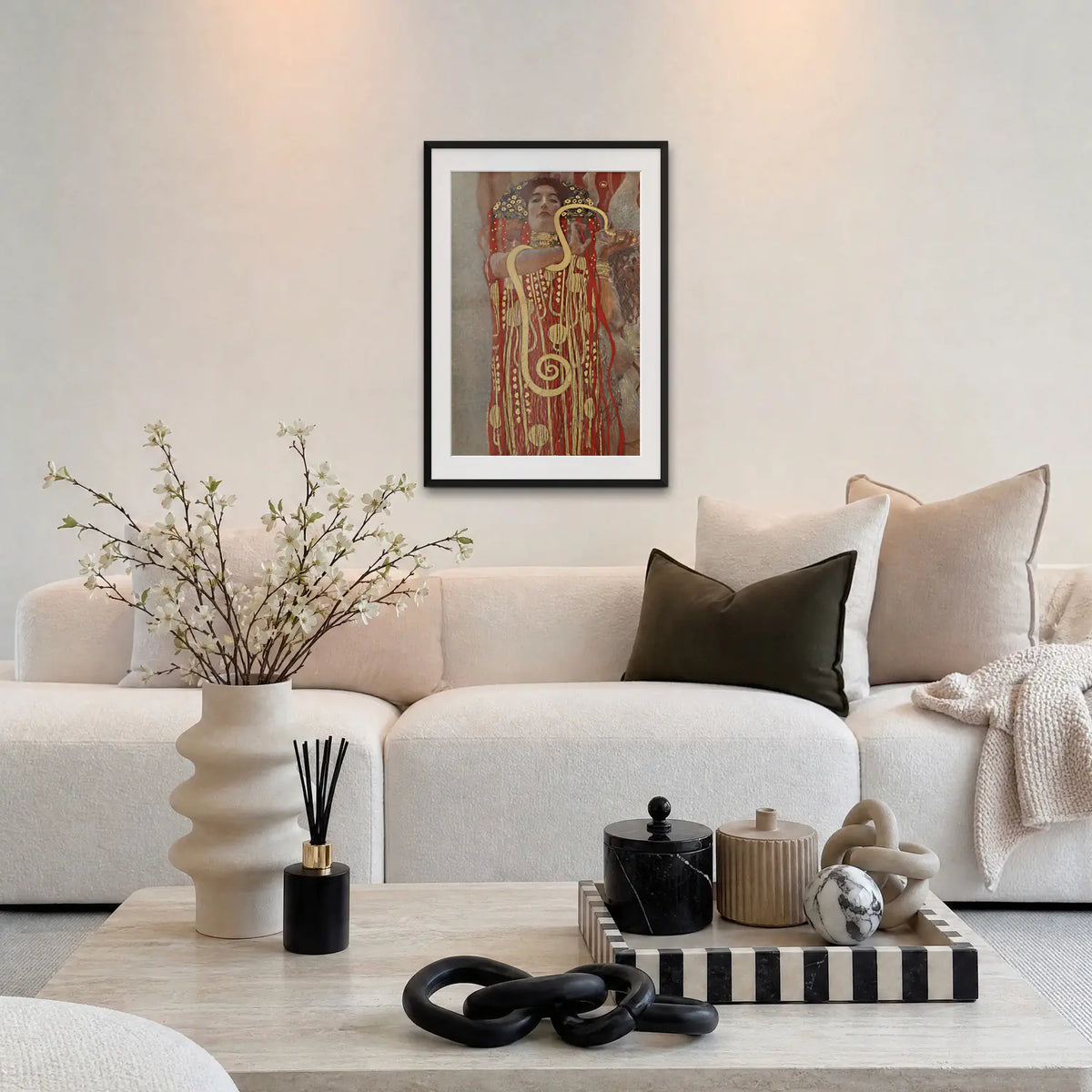 Igea - Gustav Klimt, opera di Gustav Klimt: stampa con passepartout e cornice nera 60x85cm appesa in soggiorno sopra il divano