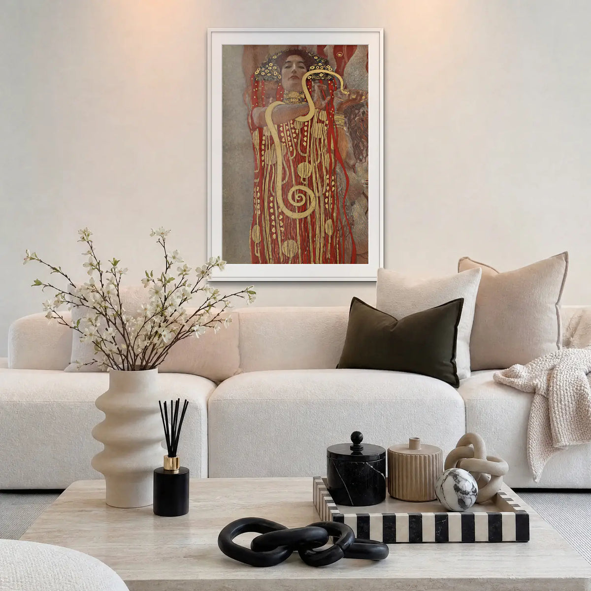 Igea - Gustav Klimt, opera di Gustav Klimt: stampa con passepartout e cornice bianca 80x115cm appesa in soggiorno sopra il divano