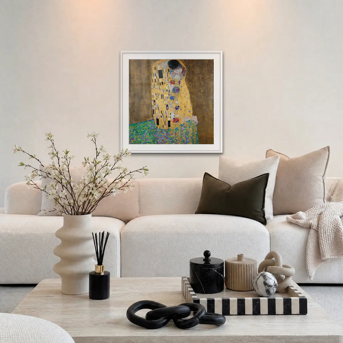 Il Bacio - Gustav Klimt, opera di Gustav Klimt: stampa con passepartout e cornice bianca 80x80cm appesa in soggiorno sopra il divano