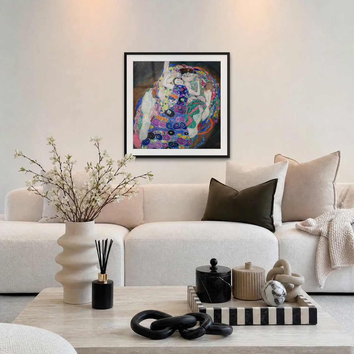La Vergine - Gustav Klimt, opera di Gustav Klimt: stampa con passepartout e cornice nera 80x80cm appesa in soggiorno sopra il divano