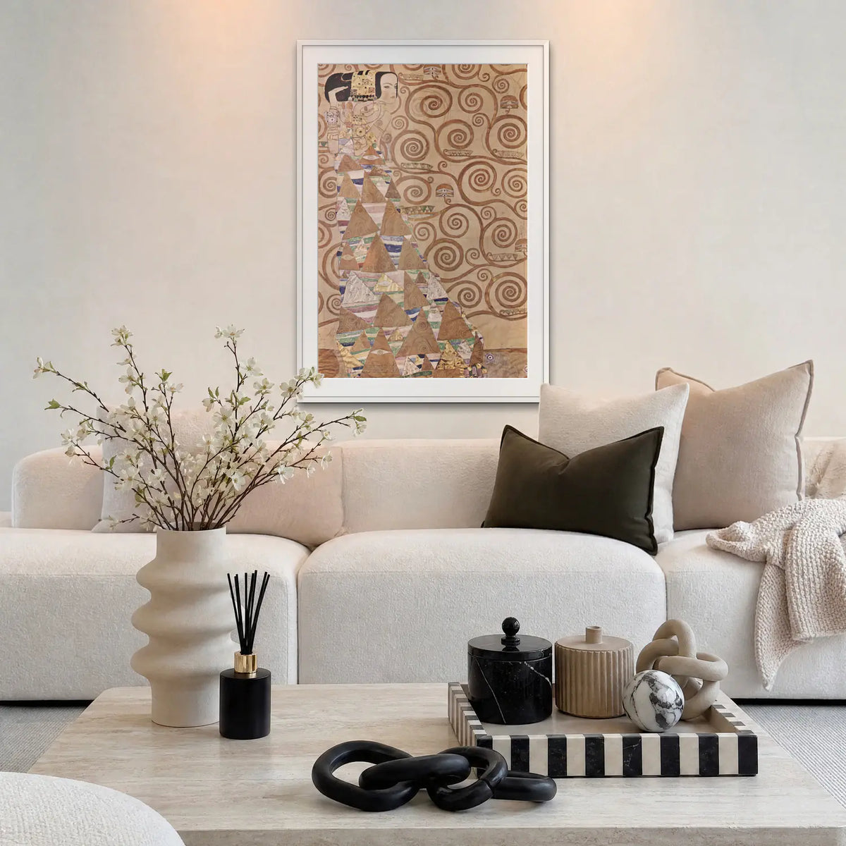 L'Attesa - Gustav Klimt, opera di Gustav Klimt: stampa con passepartout e cornice bianca 80x115cm appesa in soggiorno sopra il divano