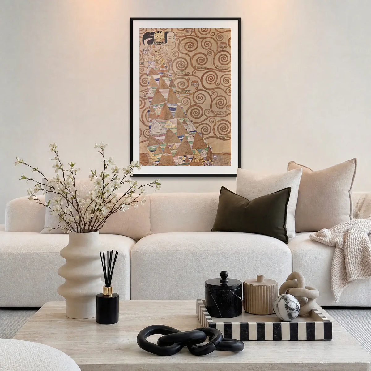 L'Attesa - Gustav Klimt, opera di Gustav Klimt: stampa con passepartout e cornice nera 80x115cm appesa in soggiorno sopra il divano