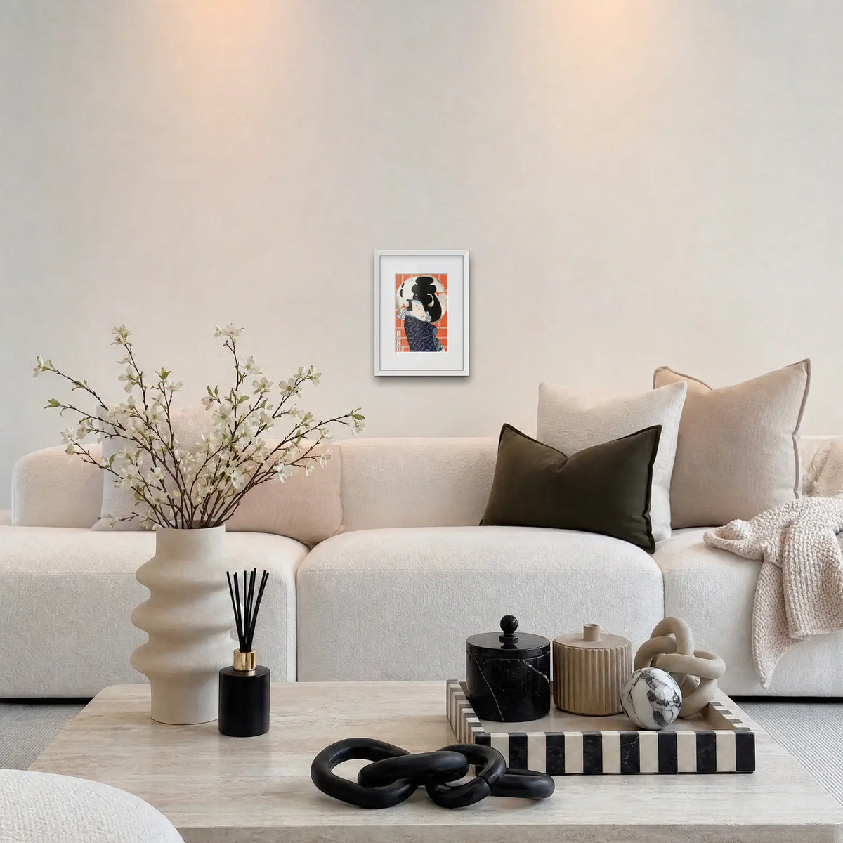 L'Attore Bandō Hikosaburō V - Tsukioka Yoshitoshi, opera di Tsukioka Yoshitoshi: stampa con passepartout e cornice bianca 30x40cm appesa in soggiorno sopra il divano