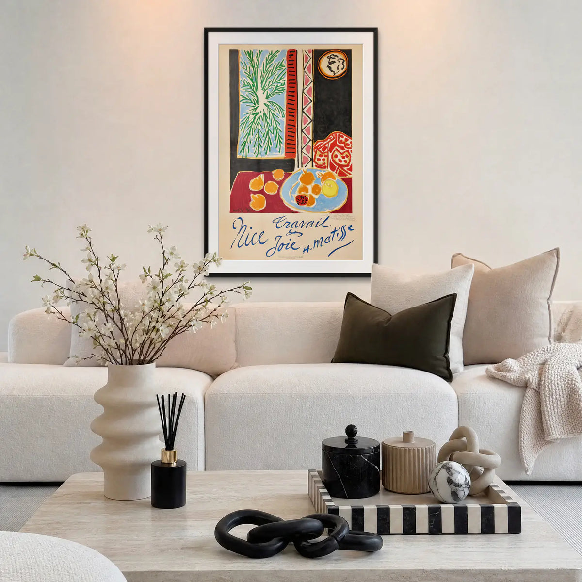 Nizza, Lavoro e Gioia - Henri Matisse, opera di Henri Matisse: stampa con passepartout e cornice nera 80x115cm appesa in soggiorno sopra il divano