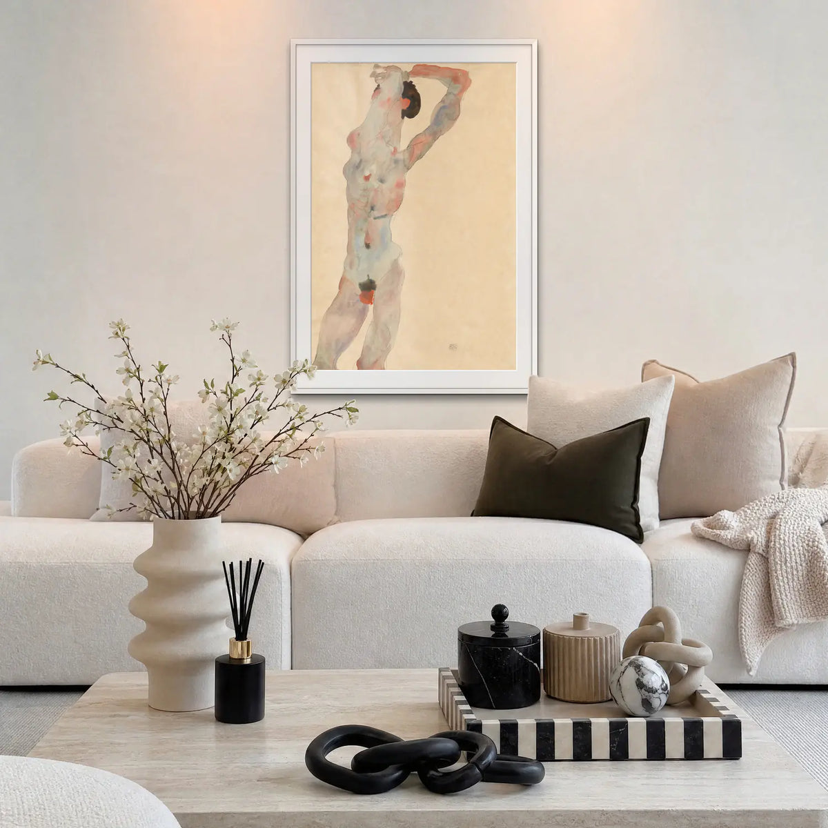 Nudo Maschile - Egon Schiele, opera di Egon Schiele: stampa con passepartout e cornice bianca 80x115cm appesa in soggiorno sopra il divano