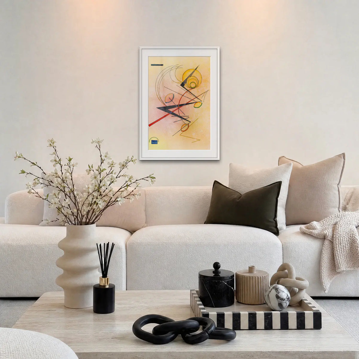 Piccolo Caldo - Wassily Kandinsky, opera di Wassily Kandinsky: stampa con passepartout e cornice bianca 60x85cm appesa in soggiorno sopra il divano