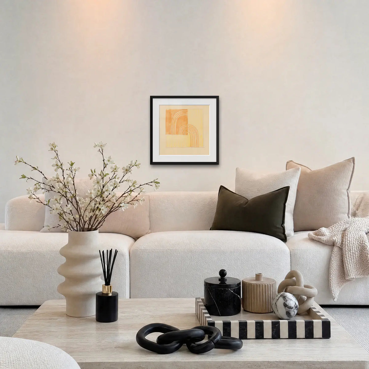 Intarsio Arancione e Giallo - Winold Reiss, opera di Winold Reiss: stampa con passepartout e cornice nera 50x50cm appesa in soggiorno sopra il divano