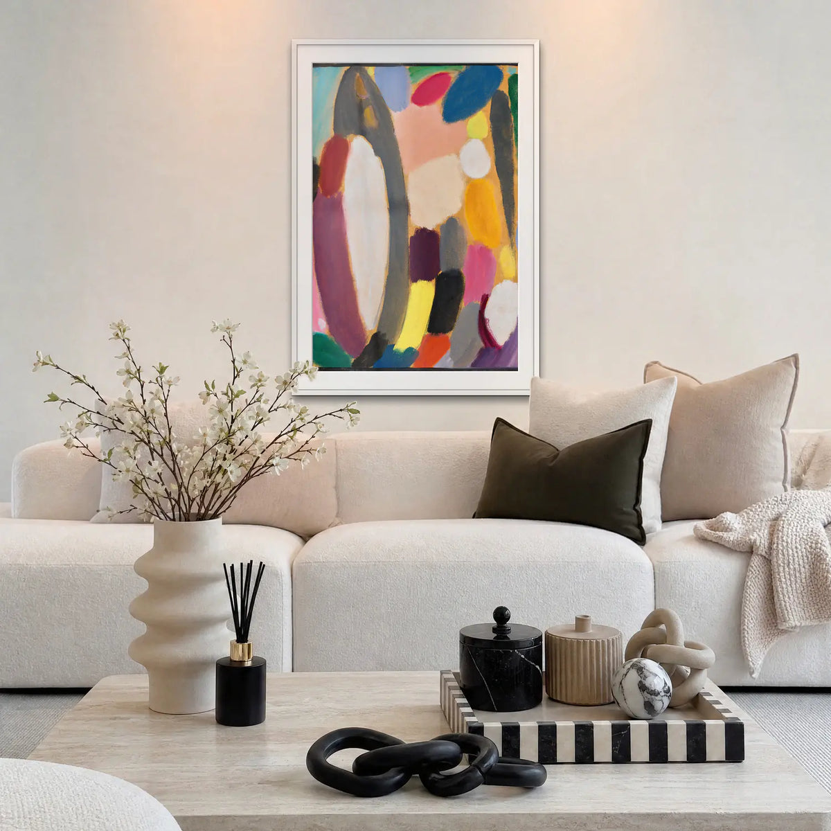 Variazione - Alexej von Jawlensky, opera di Alexej von Jawlensky: stampa con passepartout e cornice bianca 80x115cm appesa in soggiorno sopra il divano