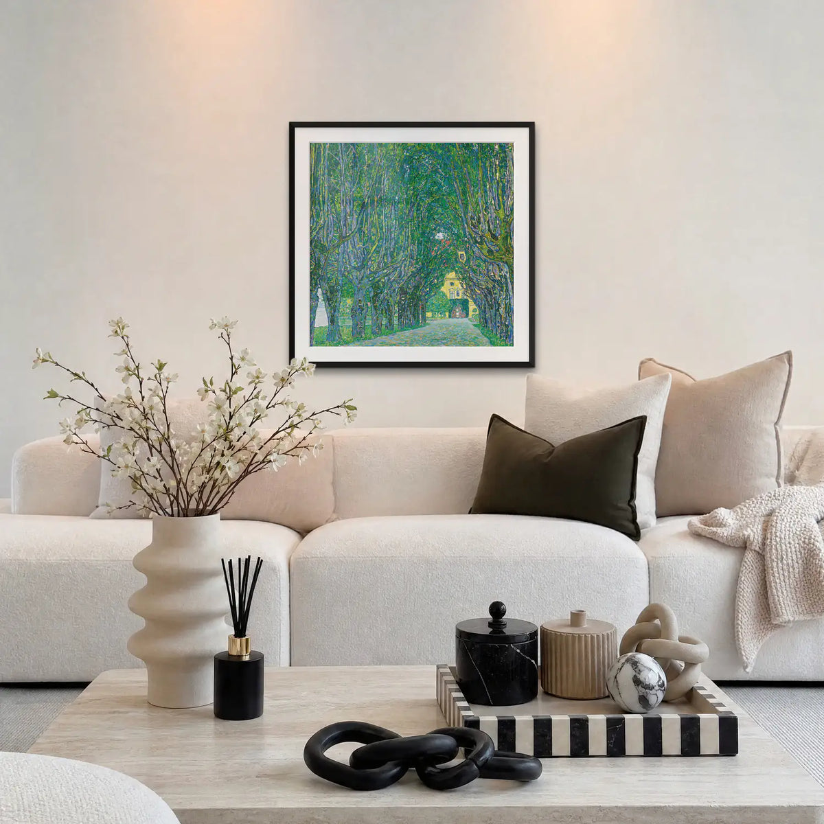 Viale del Castello di Kammer - Gustav Klimt, opera di Gustav Klimt: stampa con passepartout e cornice nera 80x80cm appesa in soggiorno sopra il divano