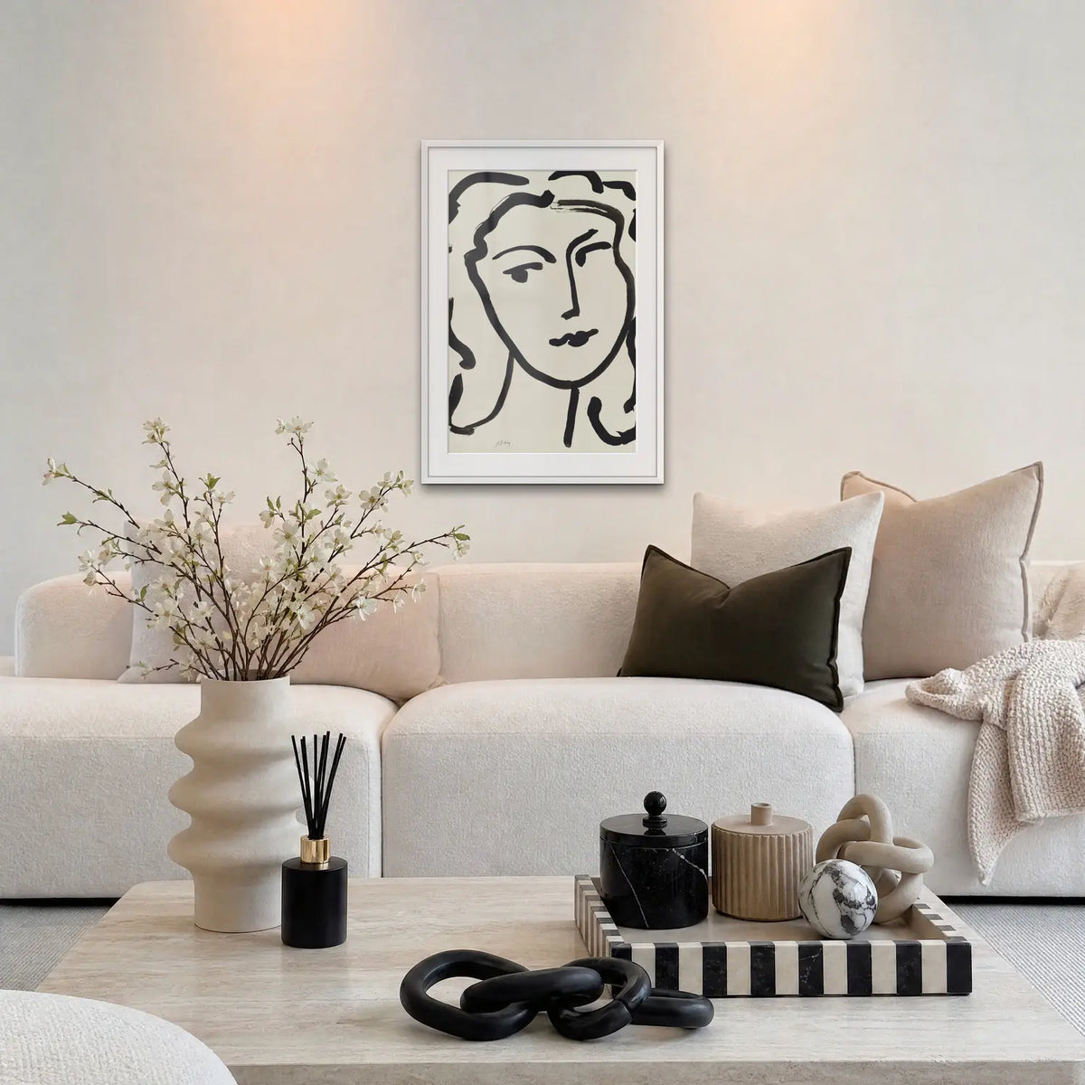 Volto di Donna - Henri Matisse, opera di Henri Matisse: stampa con passepartout e cornice bianca 60x85cm appesa in soggiorno sopra il divano