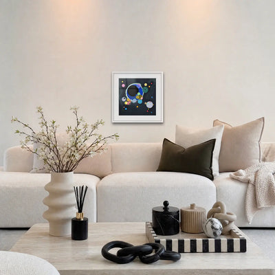 Alcuni Cerchi - Wassily Kandinsky, opera di Wassily Kandinsky: stampa con passepartout e cornice bianca 50x50cm appesa in soggiorno sopra il divano