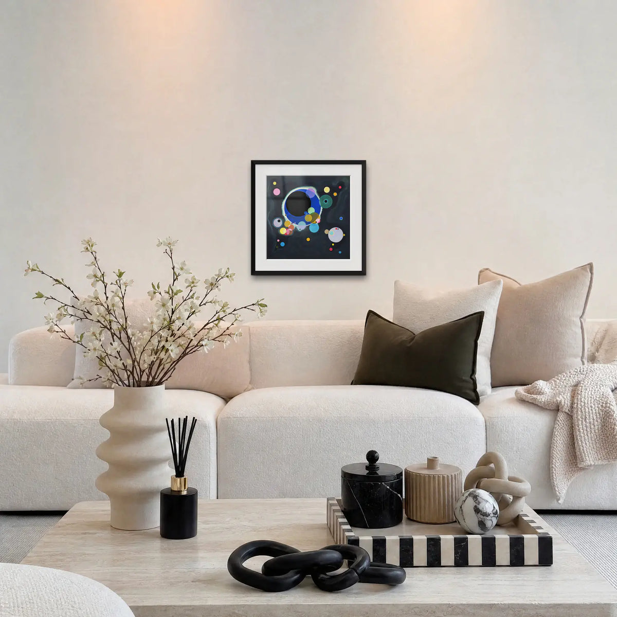 Alcuni Cerchi - Wassily Kandinsky, opera di Wassily Kandinsky: stampa con passepartout e cornice nera 50x50cm appesa in soggiorno sopra il divano