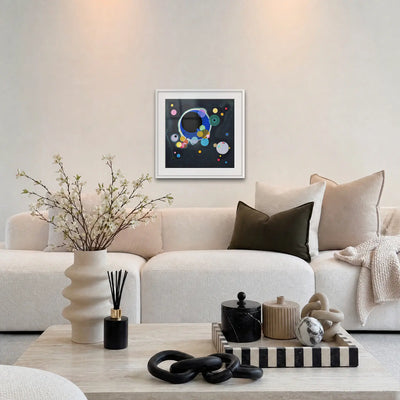 Alcuni Cerchi - Wassily Kandinsky, opera di Wassily Kandinsky: stampa con passepartout e cornice bianca 60x60cm appesa in soggiorno sopra il divano