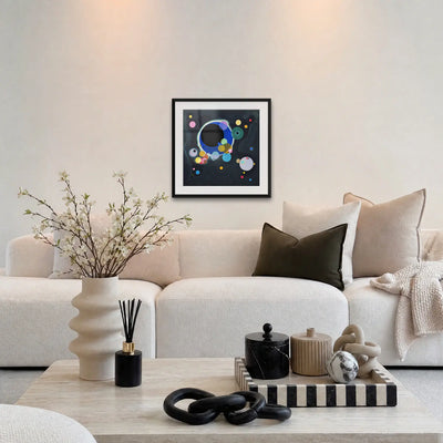 Alcuni Cerchi - Wassily Kandinsky, opera di Wassily Kandinsky: stampa con passepartout e cornice nera 60x60cm appesa in soggiorno sopra il divano