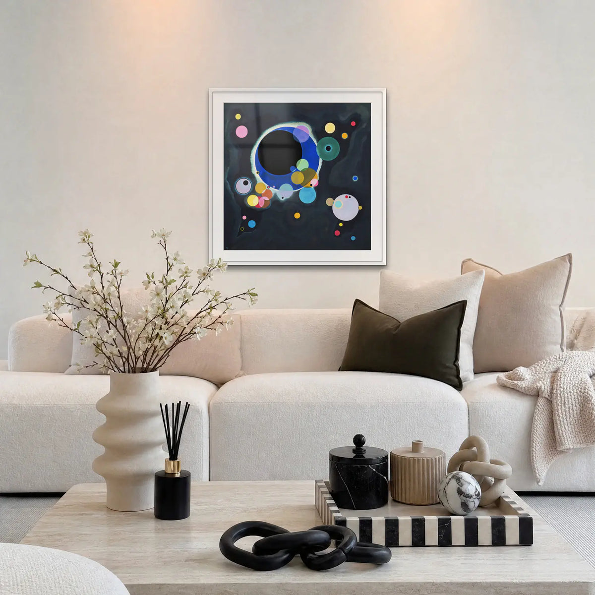 Alcuni Cerchi - Wassily Kandinsky, opera di Wassily Kandinsky: stampa con passepartout e cornice bianca 80x80cm appesa in soggiorno sopra il divano