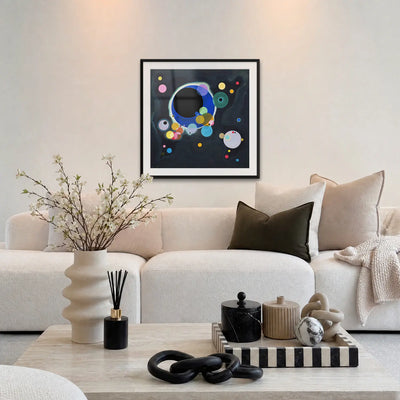 Alcuni Cerchi - Wassily Kandinsky, opera di Wassily Kandinsky: stampa con passepartout e cornice nera 80x80cm appesa in soggiorno sopra il divano