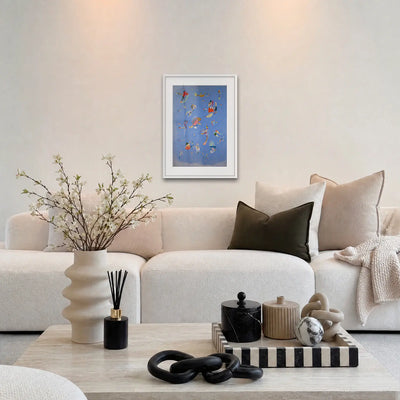 Azzurro Cielo - Wassily Kandinsky, opera di Wassily Kandinsky: stampa con passepartout e cornice bianca 50x70cm appesa in soggiorno sopra il divano