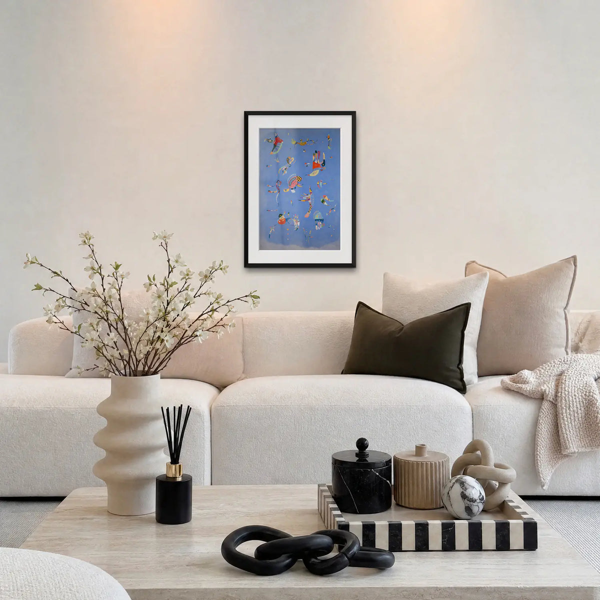 Azzurro Cielo - Wassily Kandinsky, opera di Wassily Kandinsky: stampa con passepartout e cornice nera 50x70cm appesa in soggiorno sopra il divano