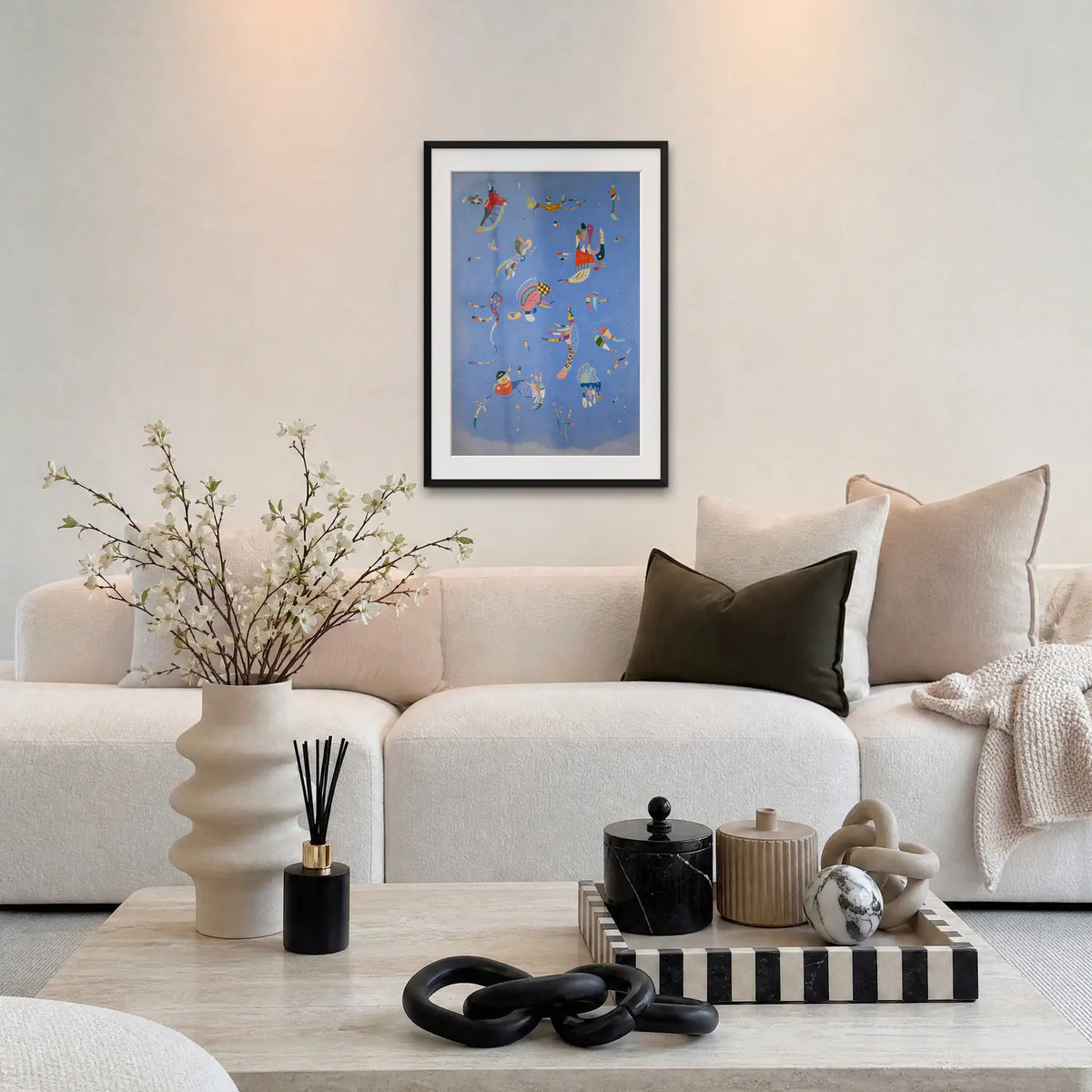 Azzurro Cielo - Wassily Kandinsky, opera di Wassily Kandinsky: stampa con passepartout e cornice nera 60x85cm appesa in soggiorno sopra il divano