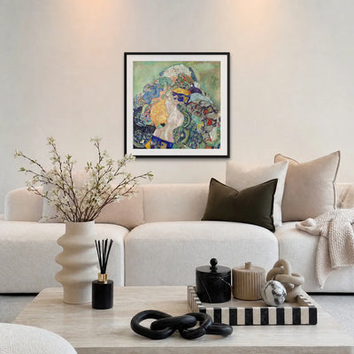 Bambino (Culla) - Gustav Klimt, opera di Gustav Klimt: stampa con passepartout e cornice nera 80x80cm appesa in soggiorno sopra il divano