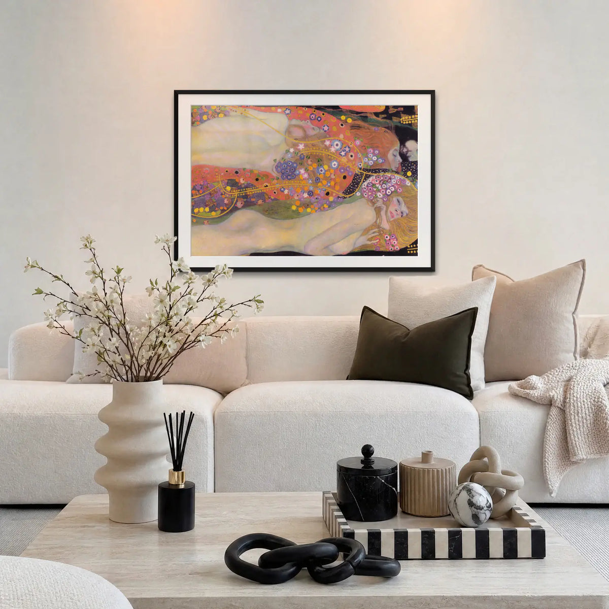 Bisce d'Acqua II - Gustav Klimt, opera di Gustav Klimt: stampa con passepartout e cornice nera 115x80cm appesa in soggiorno sopra il divano